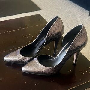 Elegant Women's Pointed Toe High Heels in Metallic silver